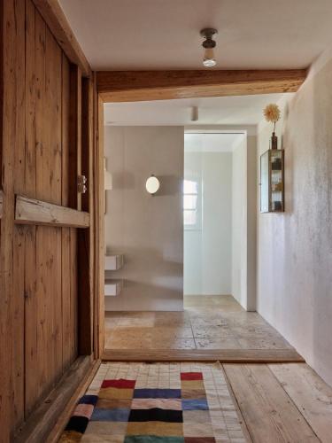 a hallway with a door and a rug on the floor at Denharten in Tann