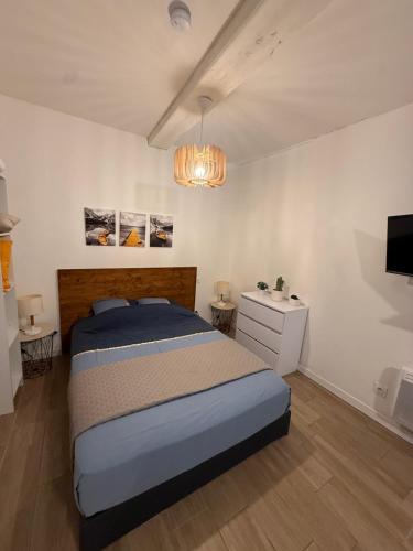 una camera da letto con un letto e una televisione di Bulles de bonheur - Carcassonne a Carcassonne