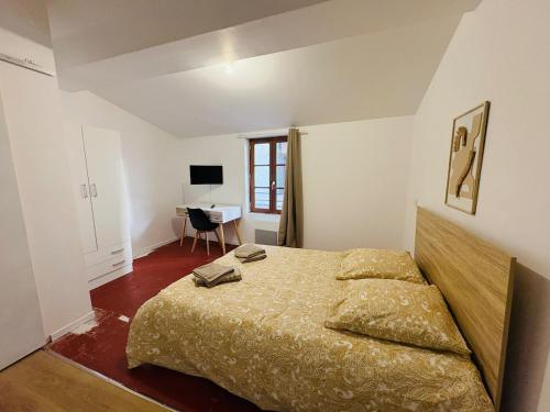 a bedroom with a bed and a desk at La coloc' l 3 Chambres avec salle de bain & TV in Castres