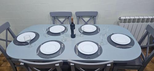 un tavolo blu con bicchieri e una bottiglia di vino di O Cantinho da Avó ad Azeitao