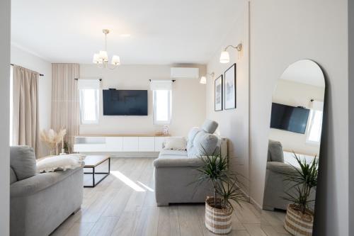 Villa Coleum - with pool and hot tub