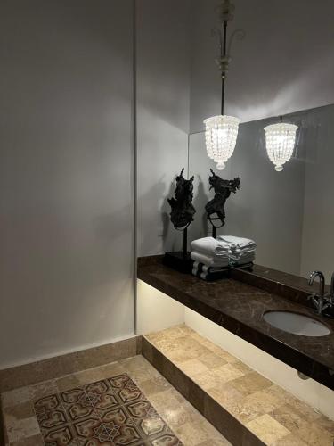 a bathroom with a sink and a mirror at Hotelito DELI in Mérida