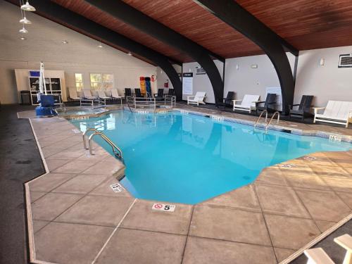 a large swimming pool with blue water in a building at Dutch Wonderland Inn in Lancaster