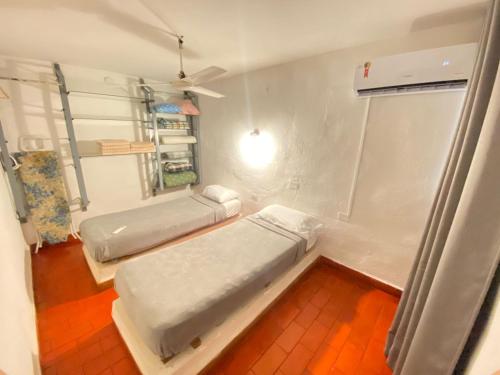 een kleine kamer met 2 bedden bij " Casa quinta "San Bernardo" Con Pileta y amplio jardín in Posadas