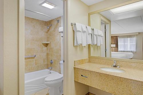 un bagno con lavandino, WC e specchio di Best Western Inn Of Palatka a East Palatka