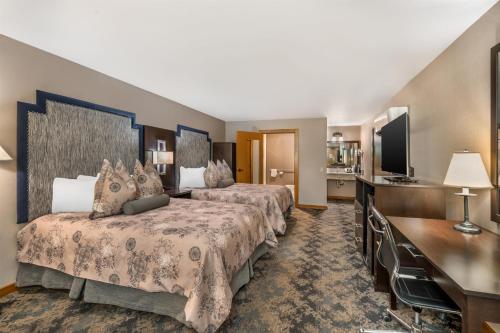 una camera d'albergo con due letti e una TV a schermo piatto di Best Western Windsor Inn ad Ashland