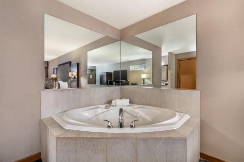 bagno con vasca e grande specchio di Best Western Windsor Inn ad Ashland