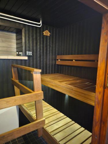 En eller flere køjesenge i et værelse på Perniön majoitus Huoneisto a4