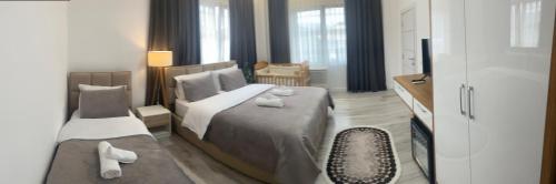 En eller flere senge i et værelse på Guest House Nuhellari