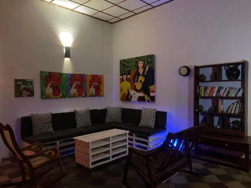 a living room with a couch and a table at Casa Oasis Colonial in El Venado