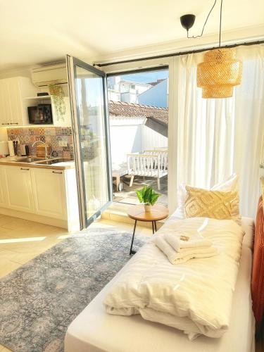 a living room with a bed and a kitchen at Zentrales Studio in Würzburg mit Dachterrasse und Tiefgarage in Würzburg