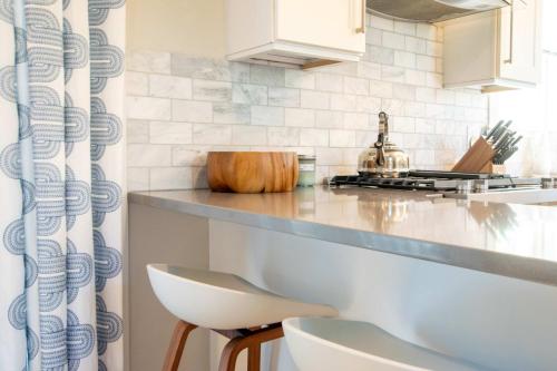 una cucina con piano di lavoro e piano cottura forno superiore di Private deck walk to Commercial Street a Provincetown