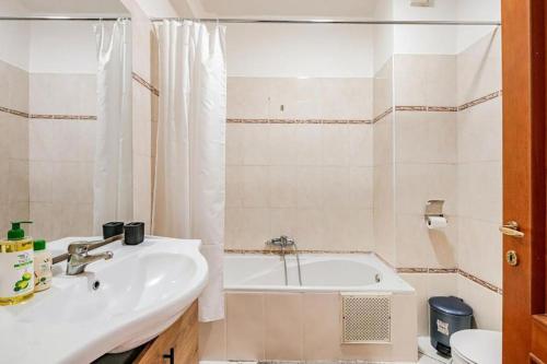 een badkamer met een wastafel en een ligbad bij Modern Elegance & Moroccan Charm - Gueliz Center in Marrakesh