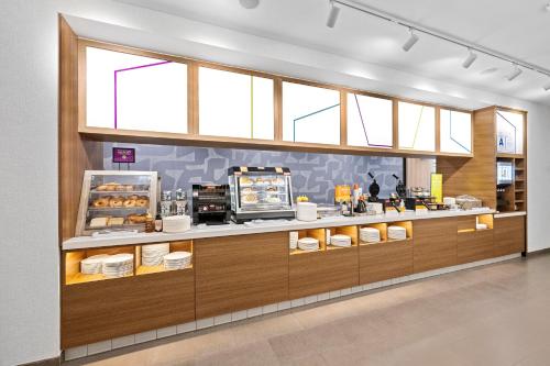 een bakkerijbalie met uitgestald gebak bij Home2 Suites By Hilton Riverside Downtown in Riverside