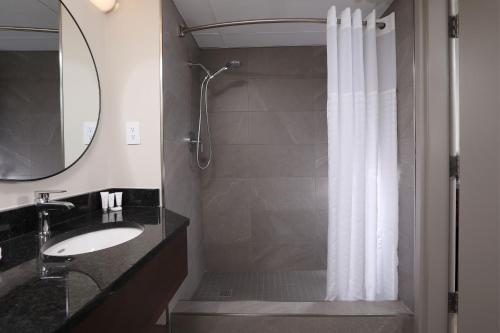 Et badeværelse på Canad Inns Destination Centre Polo Park