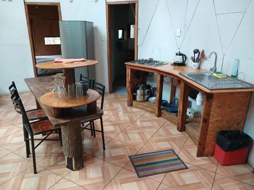 una cucina con tavoli in legno e piano di lavoro di Casa domo San Fabián de Alico a San Fabián de Alico