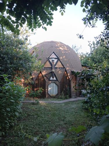 una grande casa con tetto rotondo di Casa domo San Fabián de Alico a San Fabián de Alico
