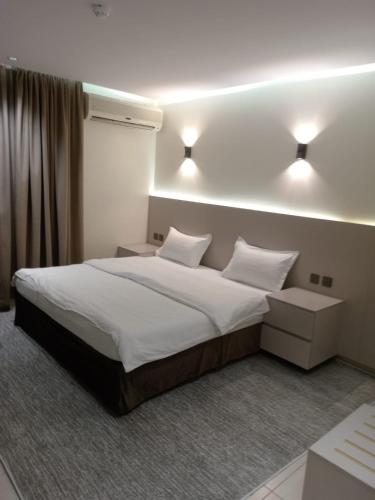 a bedroom with a large bed with two white pillows at ركن فينيسيا للشقق المخدومة in Hail