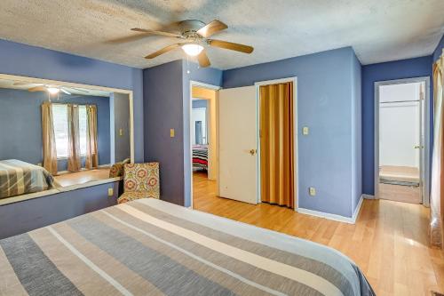 een slaapkamer met een bed en een plafondventilator bij Fayetteville Vacation Rental with Yard! in Fort Bragg