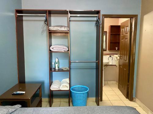 a room with a closet with a room with a bed at Merendon Suite Apartamento in San Pedro Sula