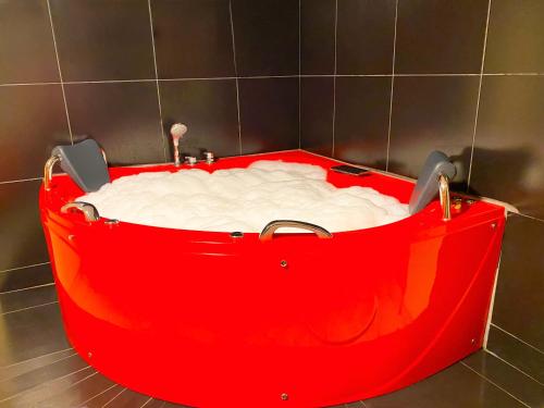 a red bath tub sitting on top of a floor at Hostal Mayra Breña in Lima