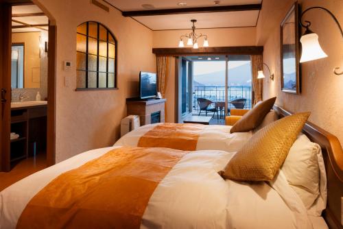 富士河口湖的住宿－拉維斯塔富士河口湖度假村，酒店客房带两张床和一间浴室