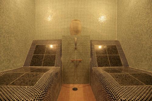 y baño con 2 lavabos y ducha. en La Vista Fujikawaguchiko en Fujikawaguchiko