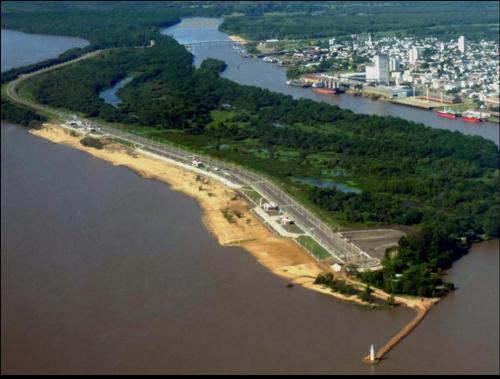 een eiland in het midden van een waterlichaam bij MorenoPLAZA in Concepción del Uruguay