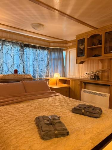 a bedroom with a bed with two towels on it at Agnanti in Riglia