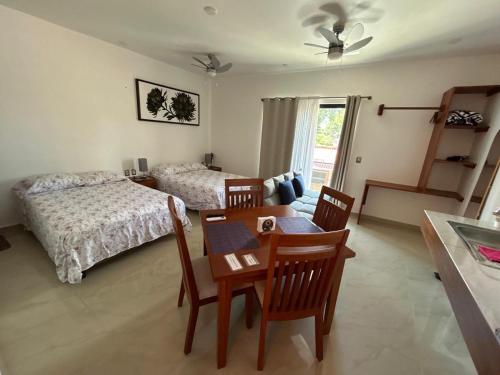 Een bed of bedden in een kamer bij rooms7