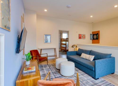 a living room with a blue couch and a table at The Conway by AvantStay in Nashville