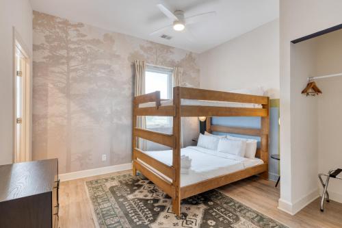 een slaapkamer met een stapelbed en een raam bij The Conway by AvantStay Modern Comfort Near Downtown Nashville in Nashville