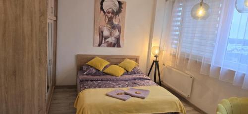 een slaapkamer met een bed met twee handdoeken erop bij Elegancki Apartament w Centrum Miasta P&P in Lubin