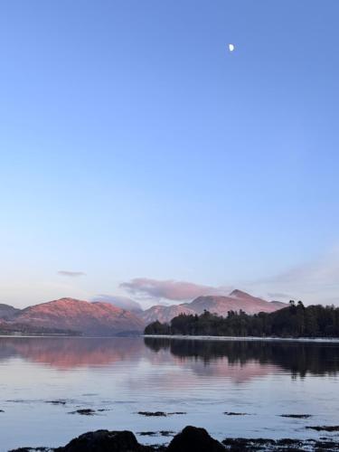 een uitzicht op een meer met bergen in de verte bij The Pods at 7 Black Crofts in Oban