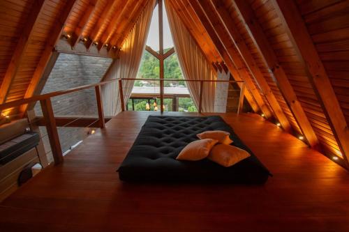ein Zimmer mit einem Bett mitten im Zimmer in der Unterkunft Piemonte chalé in Casca