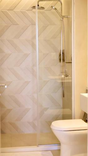 a bathroom with a shower and a toilet at Lujoso Departamento con Garage in Caña de Castilla
