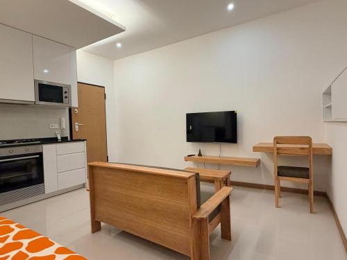 Kuchyň nebo kuchyňský kout v ubytování FreLux Urban Studio
