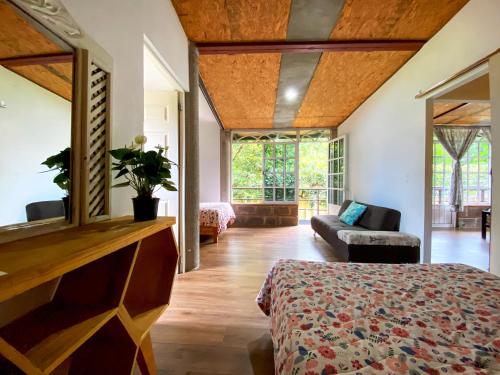 a bedroom with a bed and a large mirror at Casa Encino con alberca climatizada en Tepoztlán in Tepoztlán