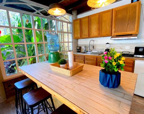 a kitchen with a wooden table with flowers on it at Casa Encino con alberca climatizada en Tepoztlán in Tepoztlán