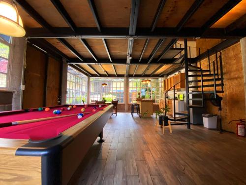 a pool table in the middle of a room at Casa Encino con alberca climatizada en Tepoztlán in Tepoztlán