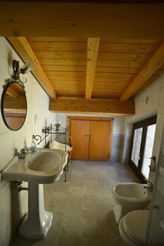 a bathroom with two sinks and a mirror in a room at Il villaggio affittacamere in Valmontone