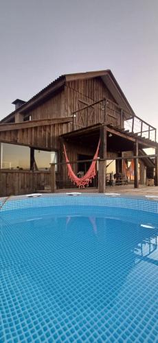 a large swimming pool in front of a building at Celeiro Moderno em Guarapuava - Hospedagem Única para até 10 pessoas a 8km do centro in Guarapuava