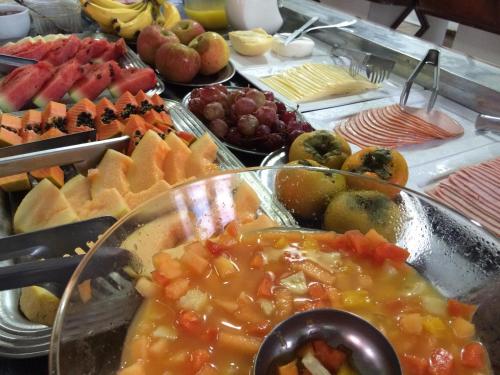 een buffet met veel verschillende soorten fruit bij Estrela Palace Hotel in Estrêla