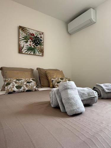 a living room with a couch and a blanket at Villa Lissya in Morne-à-lʼEau