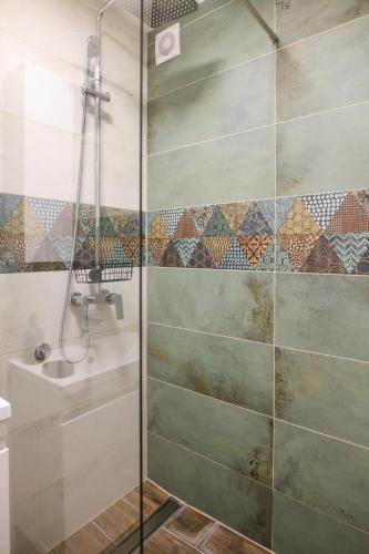 a shower with a glass door in a bathroom at Lazar Apartman in Čantavir