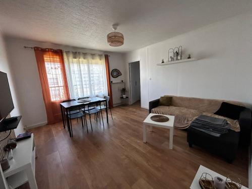 Large 3 bedroom cozy apartment