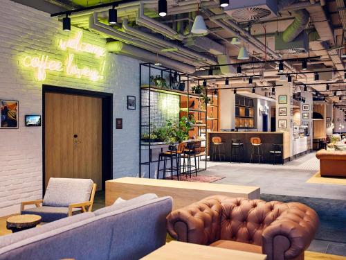 una caffetteria con divani e sedie in una stanza di ibis Styles Kraków Centrum a Cracovia