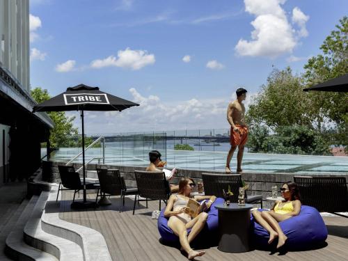 un gruppo di persone seduti su un patio con sedie di TRIBE Phnom Penh Post Office a Phnom Penh