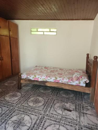 a bedroom with a bed in a room at casa aconchegante para descansar in Alegrete