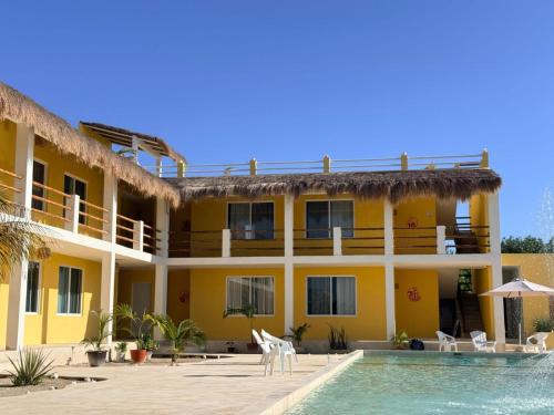 una villa con piscina e resort di Villas Coral a Dzidzantún